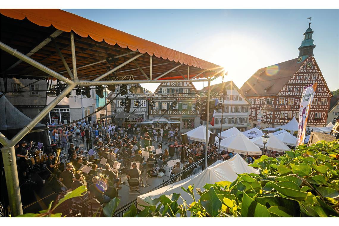 Romantische Stimmung am Marktplatz, dabei dauert es noch ein Weilchen bis zum ro...