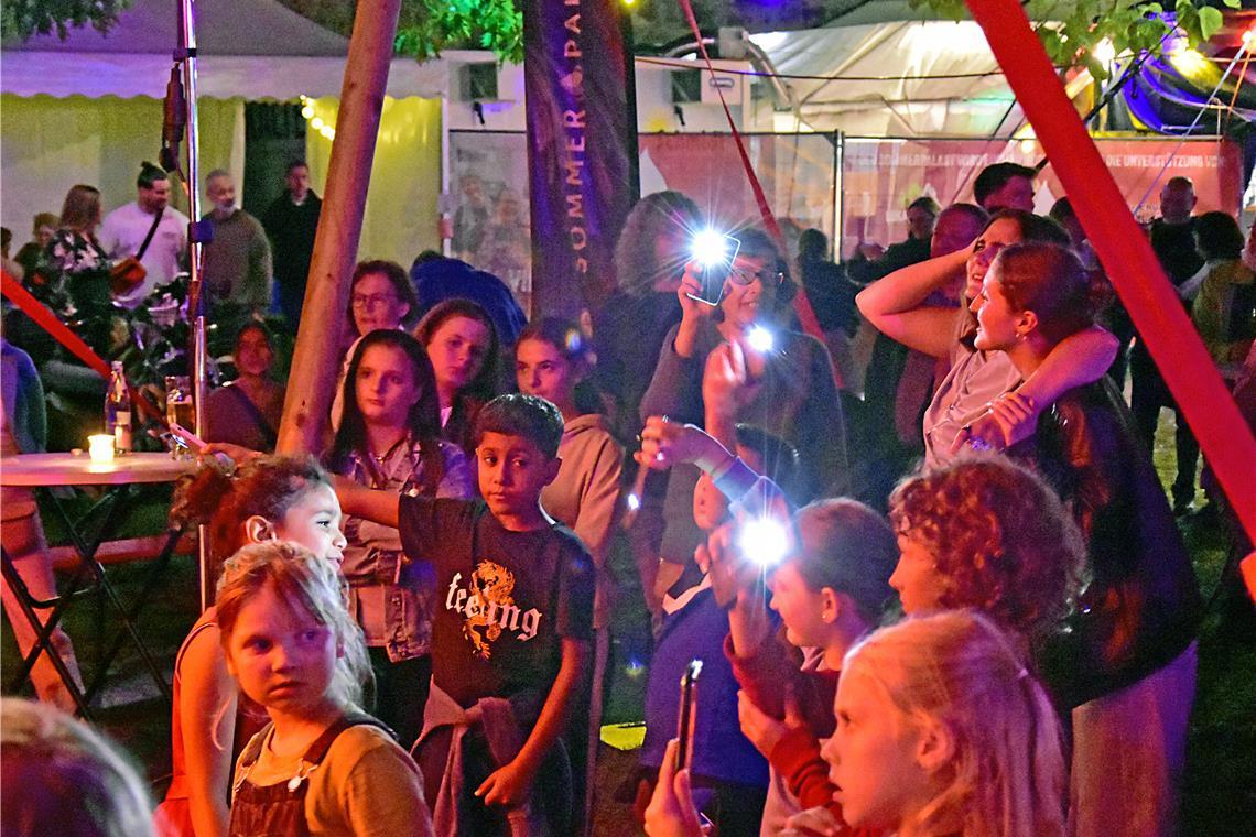 Romantische Stimmung beim Auftritt von Ronis Goliath.   Sommerpalast Samstag 202...