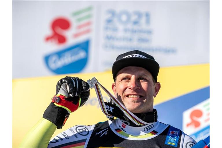 Romed Baumann präsentiert bei der Super-G-Siegerehrung seine WM-Silbermedaille. Foto: Michael Kappeler/dpa