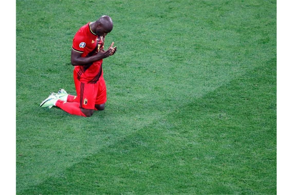 Belgiens Abend: Erst auf die Knie, dann Liebesgruß Romelu Lukaku (Belgien) feiert das 3:0 gegen Russland. Foto: Anton Vaganov/Reuters Pool/AP/dpa