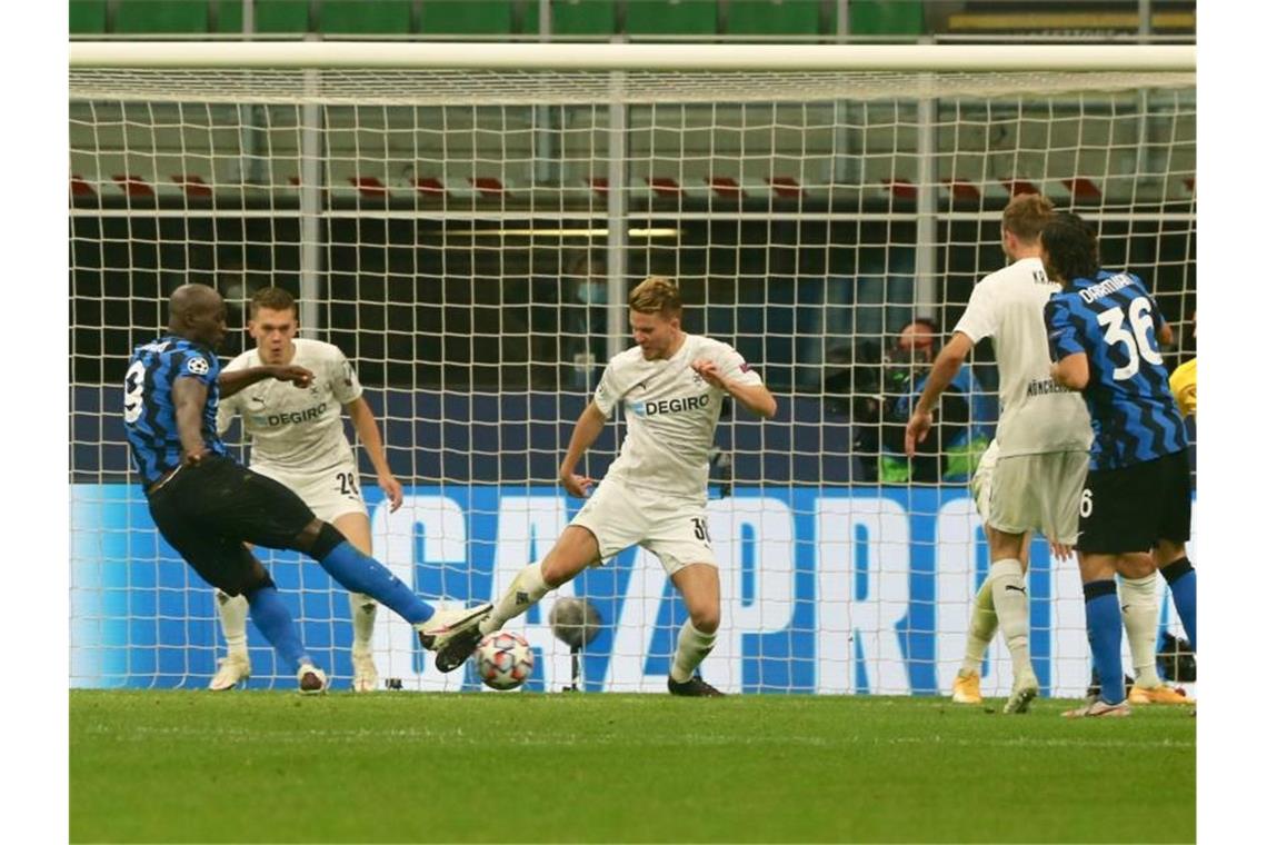 Lukaku verhindert Gladbacher Traumstart in die Königsklasse Romelu Lukaku (l) brachte Inter nach dem Seitenwechsel in Führung. Foto: Cezaro de Luca/dpa