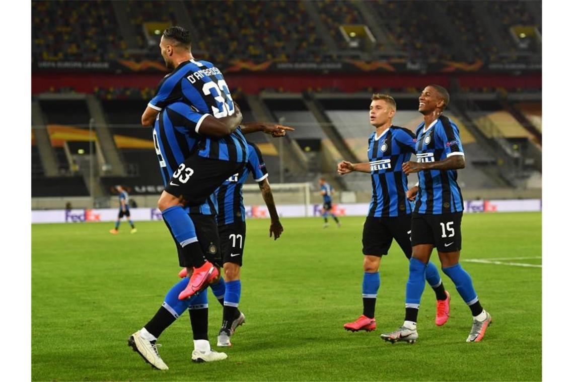 Romelu Lukaku (l) von Inter Mailand und seine Mannschaftskollegen haben Grund zur Freude. Foto: Marius Becker/dpa