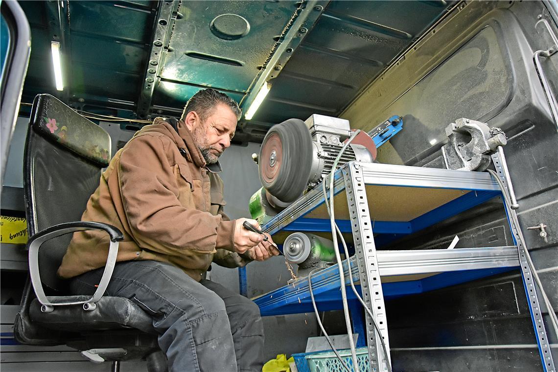 Romeo Weiß ist stolz auf sein traditionsreiches Handwerk. Foto: Tobias Sellmaier