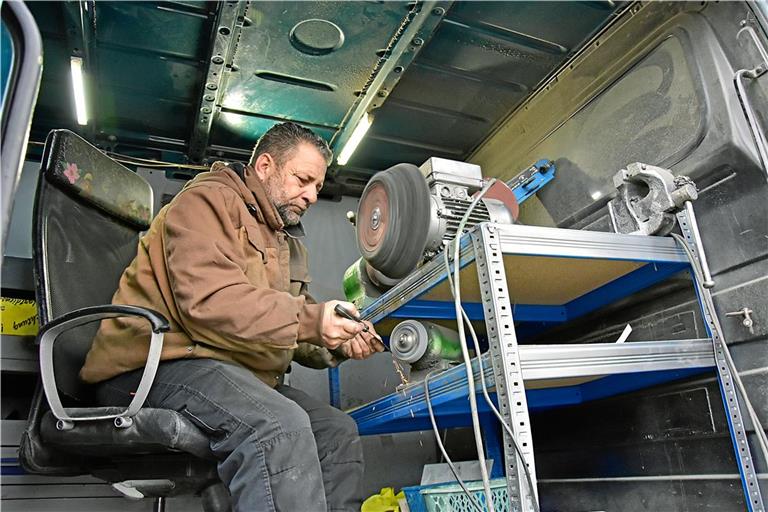 Romeo Weiß ist stolz auf sein traditionsreiches Handwerk. Foto: Tobias Sellmaier