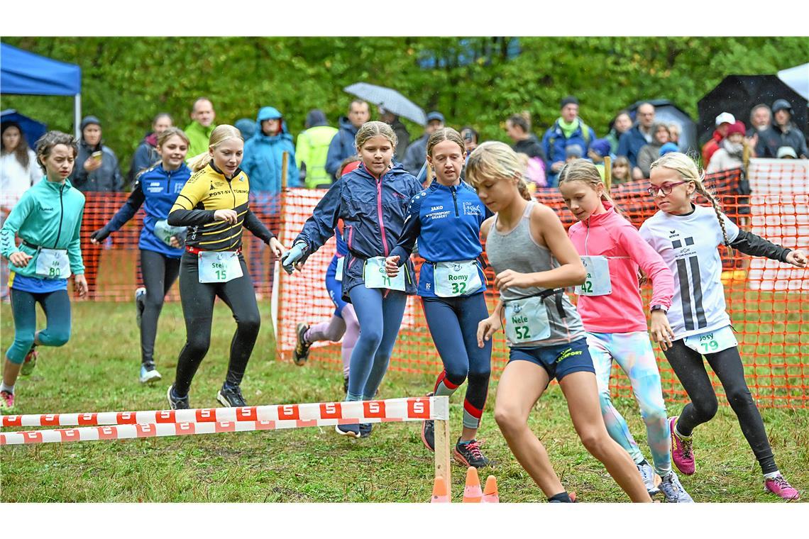 Romy Flexeder (Nr. 32, Mitte) kurz nach dem Start beim 4. Kindercrossduathlon de...