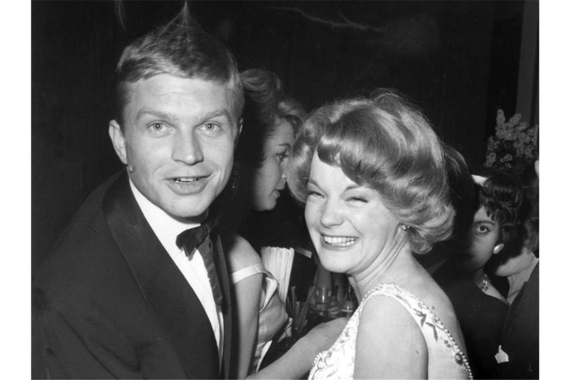 Hardy Krüger: Weltstar und Weltenbummler Romy Schneider und Hardy Krüger (1959). Foto: Günter Bratke/dpa