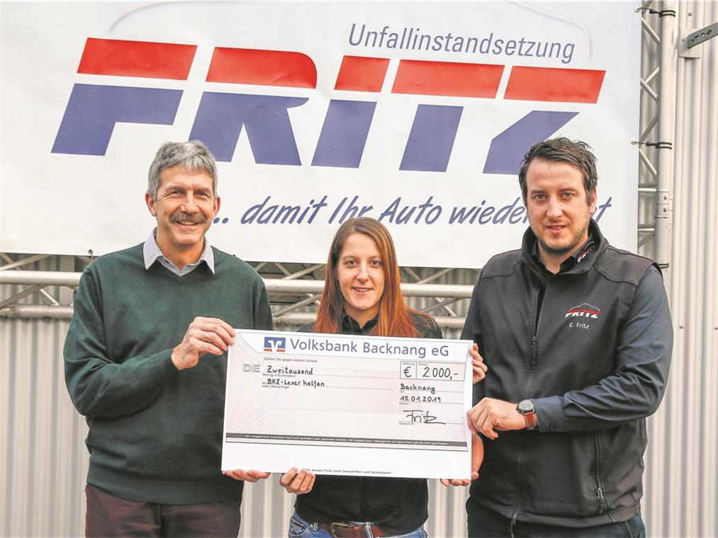 Fritz Karosseriebau spendet 2000 Euro Romy und Ernst Fritz (rechts) von der Backnanger Firma Fritz Karosseriebau übergeben den symbolischen Spendenscheck über 2000 Euro an BKZ-Redakteur Matthias Nothstein. Foto: A. Becher