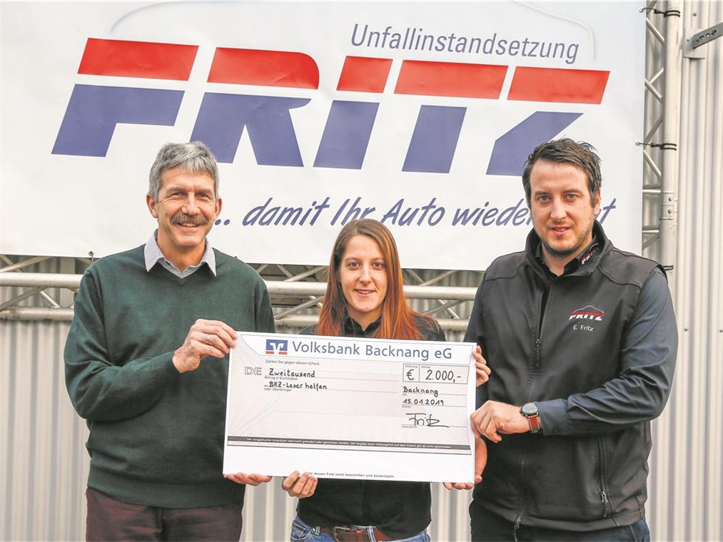 Romy und Ernst Fritz (rechts) von der Backnanger Firma Fritz Karosseriebau übergeben den symbolischen Spendenscheck über 2000 Euro an BKZ-Redakteur Matthias Nothstein. Foto: A. Becher