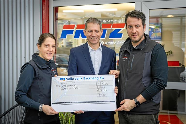 Romy und Ernst Fritz überreichen den Spendenscheck über 3.000 Euro an BKZ-Redaktionsleiter Kornelius Fritz (Mitte), mit dem sie übrigens nicht verwandt sind. Foto: Alexander Becher