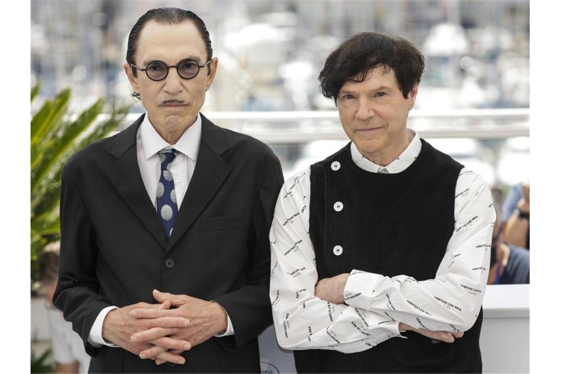 Ron (l) und Russell Mael sind die Sparks. Mit ihrem Musicalfilm „Annette“, der von Leos Carax inszeniert wurde, wird das Filmfestival von Cannes eröffnet. Foto: Vianney Le Caer/Invision/AP/dpa