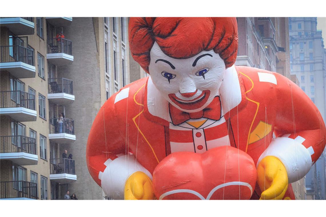 Ballons und Tanzgruppen in den Straßen New Yorks Ronald MacDonald schwebt auch bei der Macy’s Thanksgiving Day Parade mit.