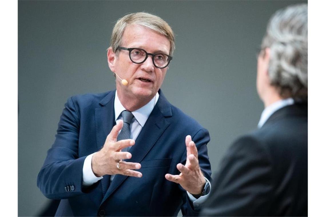 Ronald Pofalla (l), Vorstand für Infrastruktur der Deutschen Bahn. Foto: Bernd von Jutrczenka/dpa/Archivbild