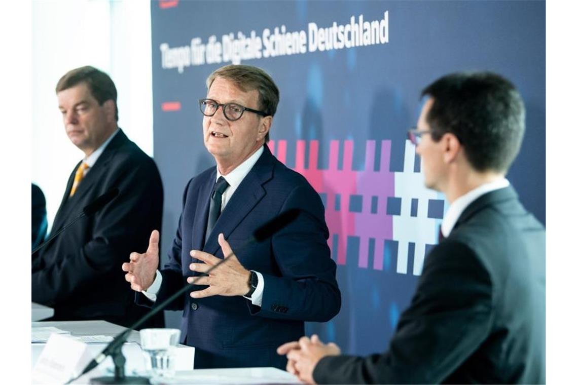 Ronald Pofalla (M) äußert sich zusammen mit Enak Ferlemann (CDU, l), Parlamentarischer Staatssekretär im Bundesministerium für Verkehr und digitale Infrastruktur, und Andre Rodenbeck, Präsident des Verbandes der Bahnindustrie in Deutschland (VDB), zur Unterzeichnung eines „Memorandum of Understanding“ zur Digitalisierung des Schienennetzes in Deutschland. Foto: Bernd von Jutrczenka/dpa