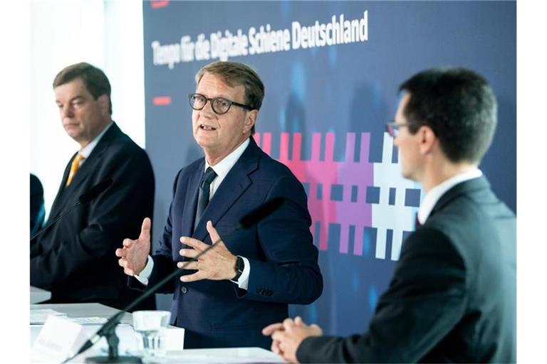 Ronald Pofalla (M) äußert sich zusammen mit Enak Ferlemann (CDU, l), Parlamentarischer Staatssekretär im Bundesministerium für Verkehr und digitale Infrastruktur, und Andre Rodenbeck, Präsident des Verbandes der Bahnindustrie in Deutschland (VDB), zur Unterzeichnung eines „Memorandum of Understanding“ zur Digitalisierung des Schienennetzes in Deutschland. Foto: Bernd von Jutrczenka/dpa