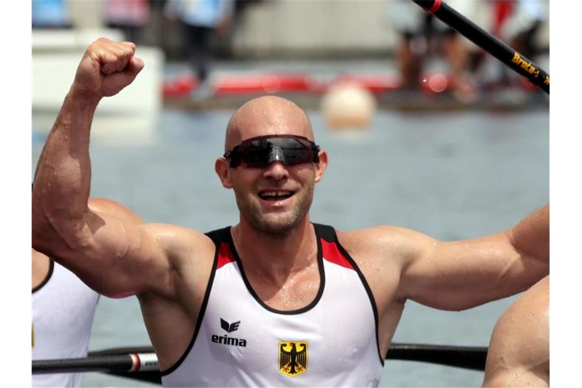 Kanute Rauhe trägt deutsche Fahne bei Schlussfeier Ronald Rauhe ist der deutsche Fahnenträger bei der Olympia-Schlussfeier. Foto: Jan Woitas/dpa-Zentralbild/dpa