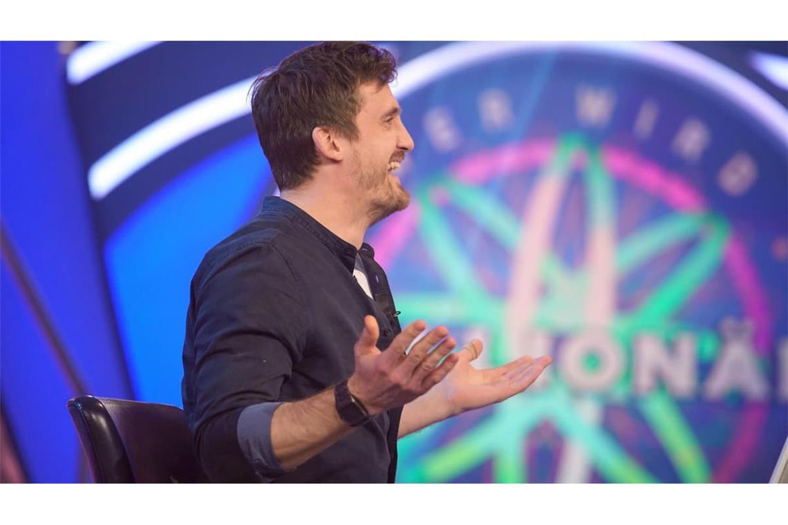 Ronald Tenholte breitet nach dem Gewinn bei der Quizshow "Wer wird Millionär?" die Arme aus. Er war  2020 der bislang letzte Millionengewinner der Sendung.