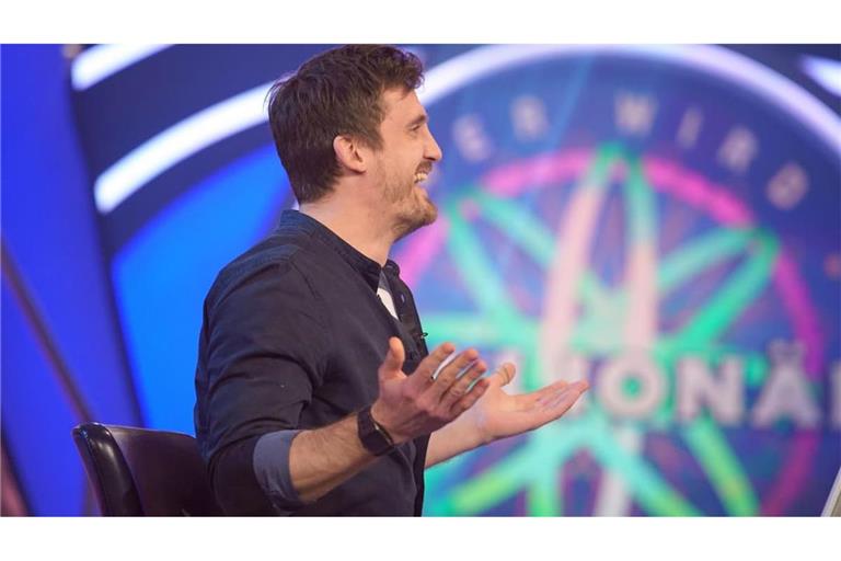 Ronald Tenholte breitet nach dem Gewinn bei der Quizshow "Wer wird Millionär?" die Arme aus. Er war  2020 der bislang letzte Millionengewinner der Sendung.