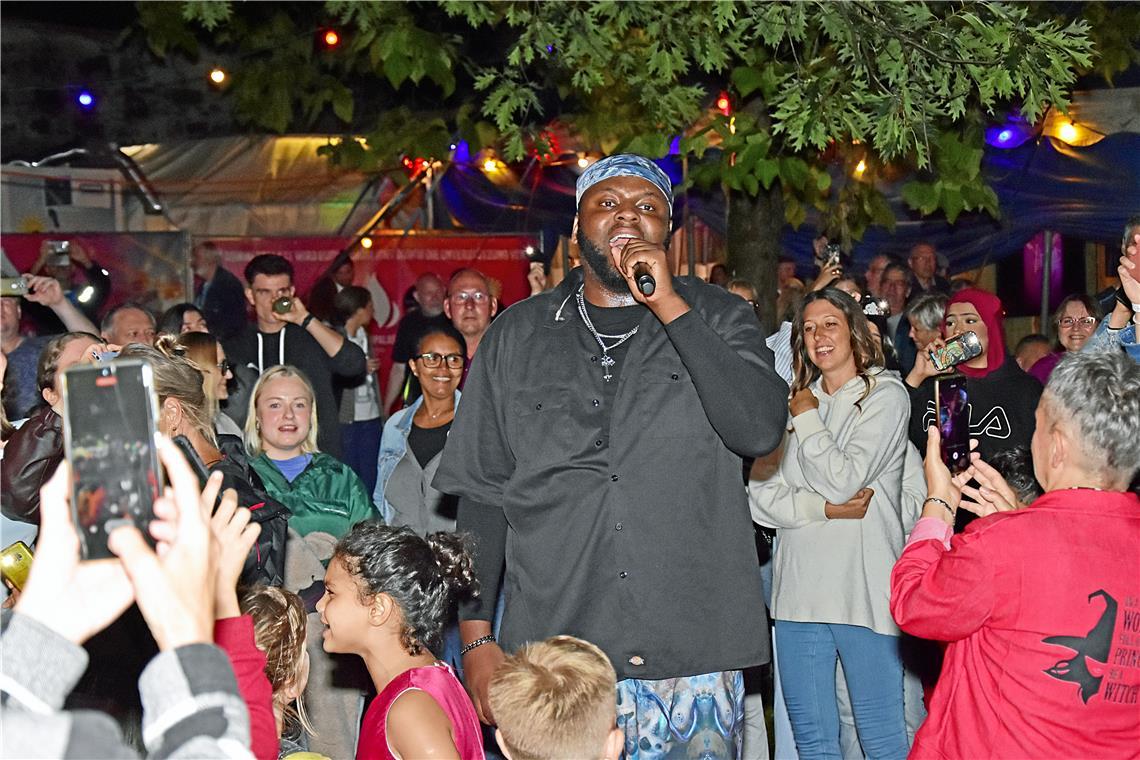 Ronis Goliath sucht die Nähe zu seinen Fans.  Sommerpalast Samstag 2025 in Murrh...