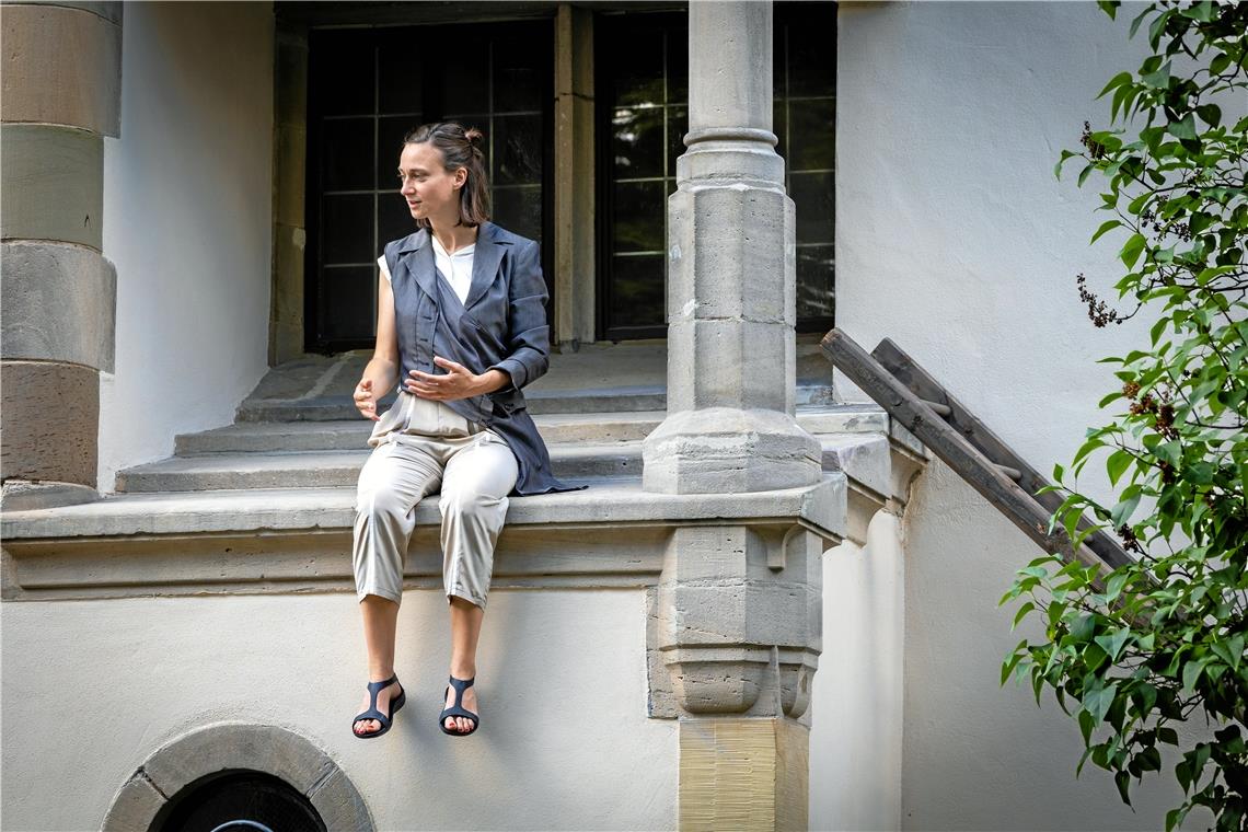 Im Theaterstück tobt der Gänsekrieg auf dem Backnanger Freithof Ronja Losert spielt die „Zeitlose“.