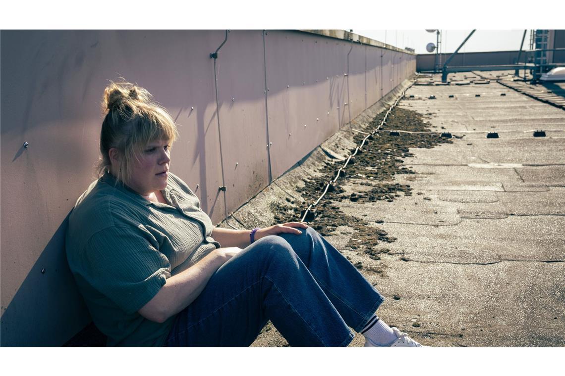 Rosa Herzog (Stefanie Reinsperger) ist nach der Durchsicht des Videomaterials zu Vergewaltigungen aus dem Kosovo-Krieg so mitgenommen, dass sie aufs Dach flüchtet, um das Gesehene zu verarbeiten.