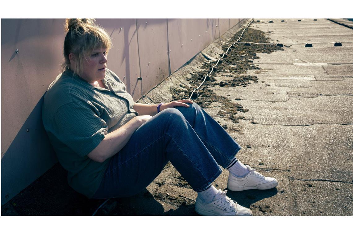 Rosa Herzog (Stefanie Reinsperger) ist nach der Durchsicht des Videomaterials zu Vergewaltigungen aus dem Kosovo-Krieg so mitgenommen, dass sie aufs Dach flüchtet, um das Gesehene zu verarbeiten.