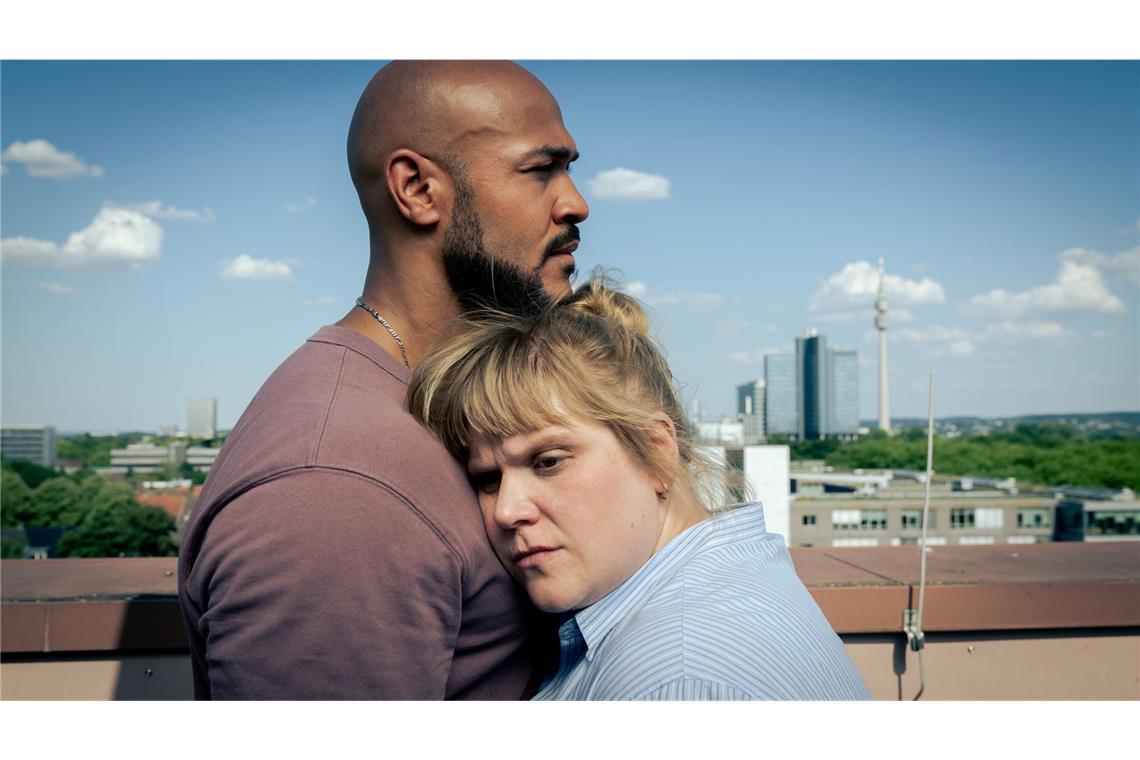Rosa Herzog (Stefanie Reinsperger, r) steht gemeinsam mit Otto Pösken (Malick Bauer, l) auf dem Dach; er hat ihr von Kossiks internen Ermittlungen berichtet.