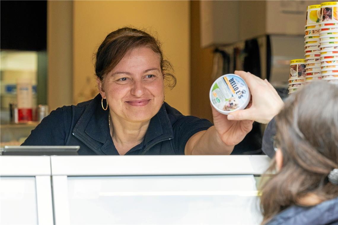 Backnanger Eiscafé bietet Hundeeis an Rosalia Moriello ist gespannt darauf, wie die Nachfrage im Sommer sein wird.