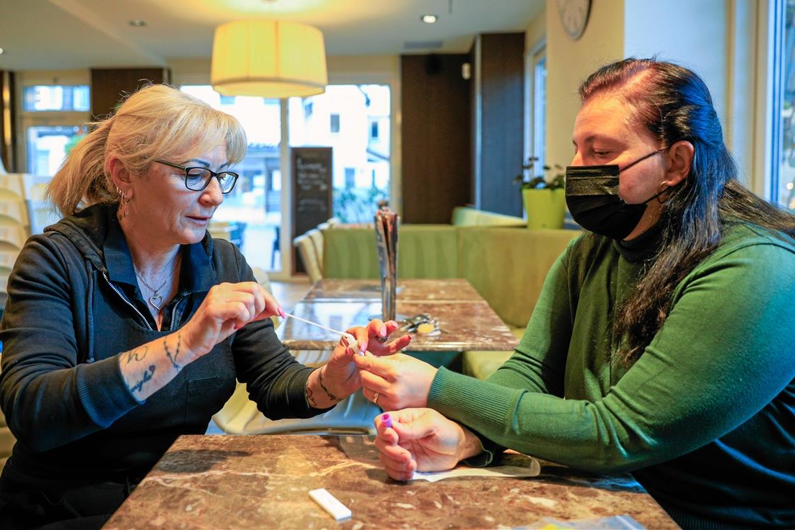 Rosalia Moriello (rechts) beaufsichtigt ihre Mitarbeiterin dabei, wie sie einen Corona-Schnelltest durchführt. Foto: A. Becher