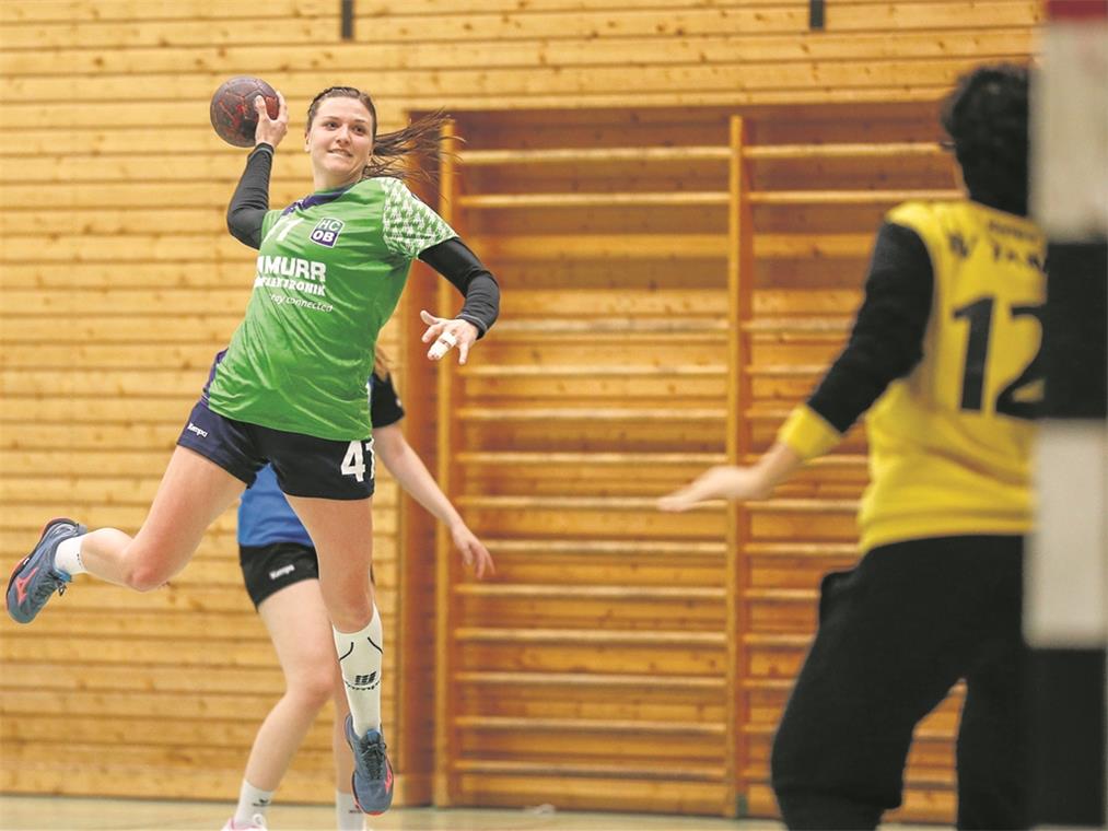 Holpriger Start, aber weiter unbesiegt Rosalie Belz (beim Wurf) steuerte sieben Treffer zum 35:31-Heimsieg bei. Foto: A. Becher