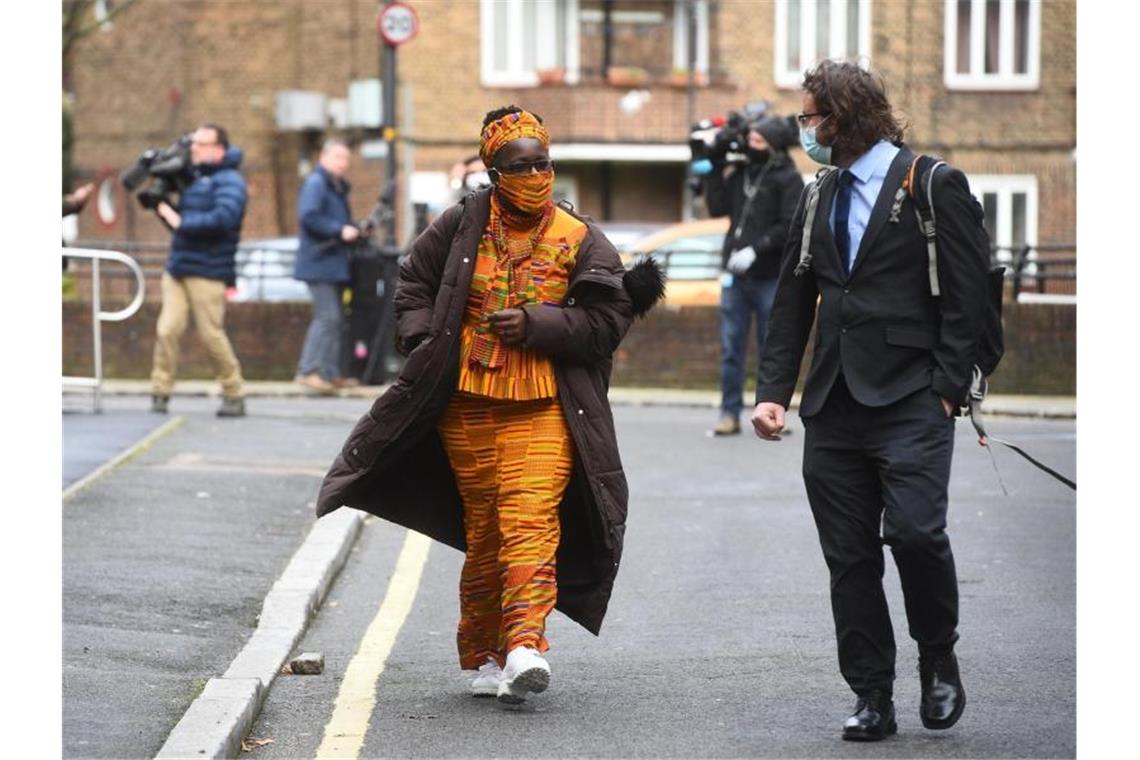 Rosamund Kissi-Debrah verlässt nach Beendigung der Untersuchung der Todesursache ihrer Tochter das Southwark Coroner's Gericht. Foto: Kirsty O'connor/PA Wire/dpa