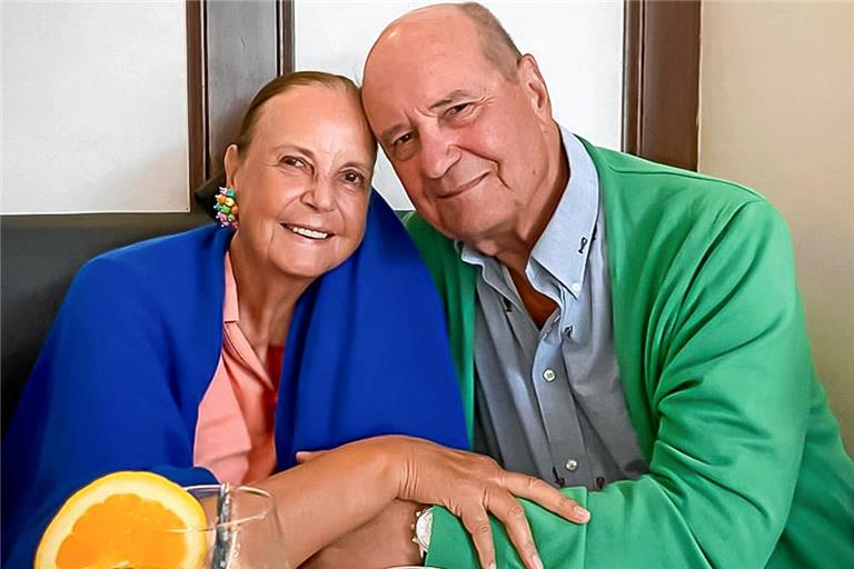 Rosely und Folkart Schweizer auf einer aktuellen Aufnahme ihrer Tochter – und vor 60 Jahren bei ihrer Hochzeit in Hamburg. Fotos: privat