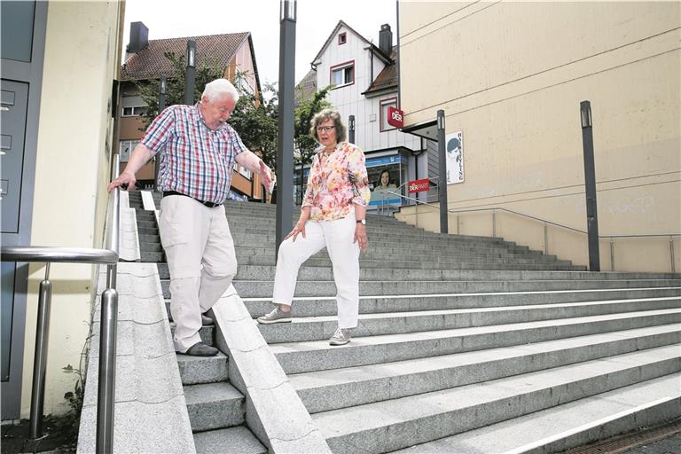 Rosemarie Baur-Schwozer und Manfred Wörner rufen die älteren Mitbürger auf, für die Wahl als Seniorenvertreter zu kandidieren. Beide setzen sich im Stadtgebiet für Verbesserungen ein, so forderten sie etwa an der Treppe Grabenstraße/Uhlandstraße ein weiteres Geländer. Foto: A. Becher