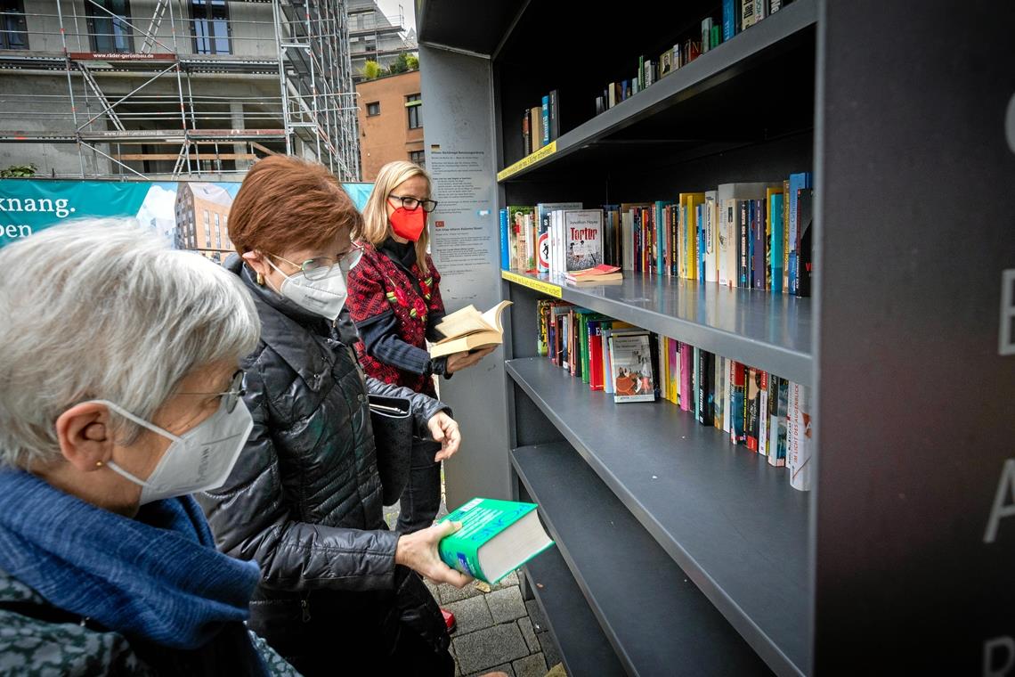 Rosemarie Schütz (von links), Christiane Balzer und Annedore Bauer-Lachenmaier (hinten) kümmern sich als Bücherpatinnen ehrenamtlich um das Regal. Foto: A. Becher