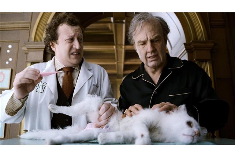 Ross Hatt (links) als Dr. Berg, Tom Cruise als Rockwell und Maggie The Cat in einer Szene des Films „Digger“.