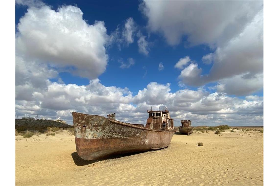 Der verzweifelte Kampf um die Rettung des Aralsees Rostige Schiffe liegen im Sand der früheren Hafenstadt, aus der sich das Wasser schon vor Jahrzehnten zurückgezogen hat. Foto: Ulf Mauder/dpa