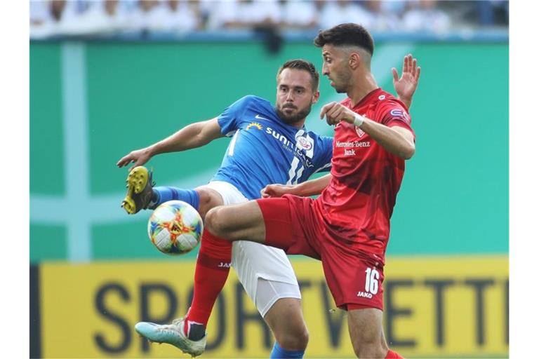 Rostocks Pascal Breier (l) kämpft mit Stuttgarts Atakan Karazor um den Ball. Foto: Danny Gohlke