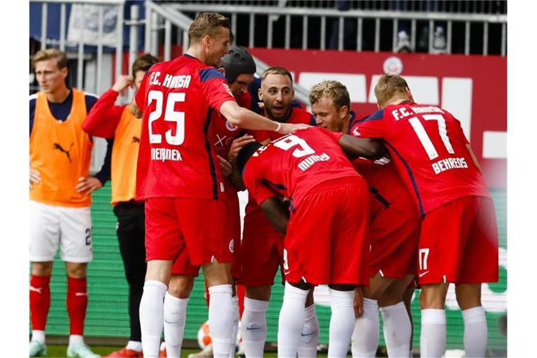 Rostocks Spieler jubeln nach dem 2:0 für Hansa im Ostsee-Duell mit Holstein Kiel. Foto: Frank Molter/dpa