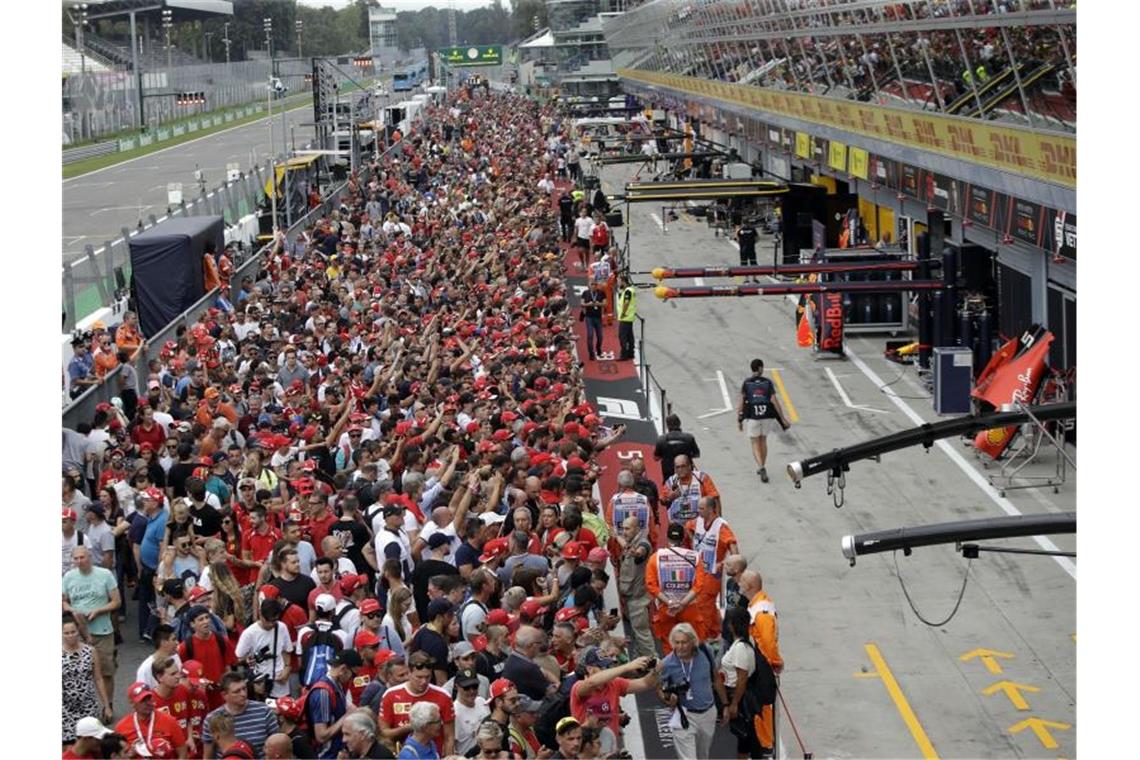 Das ist los bei der Formel 1 in Monza Rot ist beim Großen Preis von Italien in Monza die beherrschende Farbe. Foto: Luca Bruno/AP