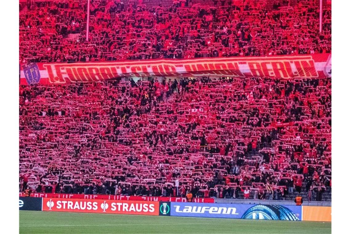Rot statt blau: Das Olympiastadion war wieder ganz in den Farben von Union. Foto: Andreas Gora/dpa