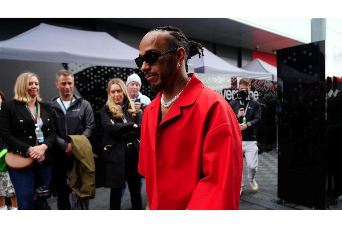 Jetzt in Rot: Hamiltons Neubeginn mit 40 Jahren Rot trägt Lewis Hamilton auch abseits der Rennstrecke gern.