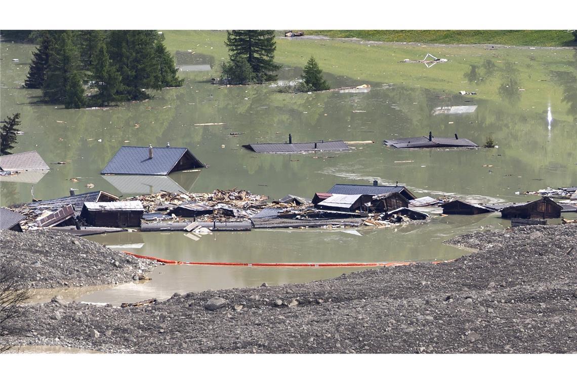 Nach Gletscherabbruch: Gestauter See läuft ab Rote Barrieren sollen Material zurückhalten, das den Abfluss der Lonza erneut verstopfen könnte.