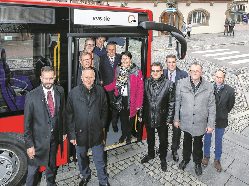 Neue Ära im Busverkehr Rote Busse für Backnang und Umgebung: Die Verantwortlichen schlagen im öffentlichen Personennahverkehr ein neues Kapitel auf. Foto: A. Becher