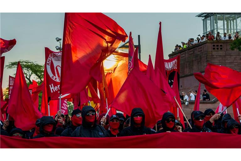 Rote Fahnen zum 1. Mai in Frankfurt