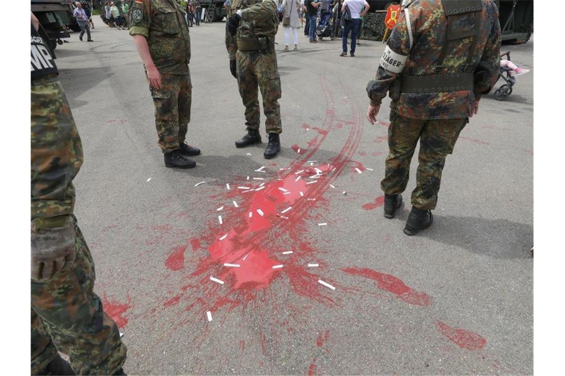 Rote Farbe und Zettel mit Botschaften haben Unbekannte auf dem Gelände der Staufer Kaserne hinterlassen. Foto: Thomas Warnack