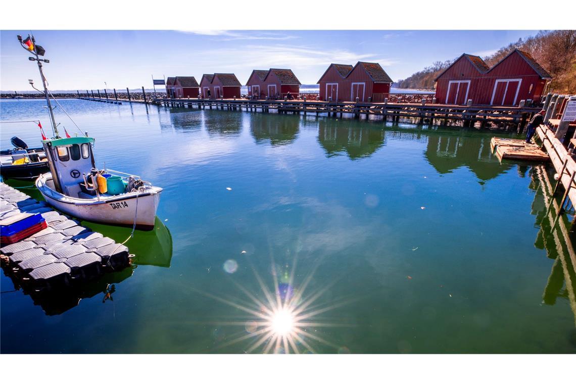 Bilder des Tages Rote Fischerhütten am blauen Meer in Boltenhagen.