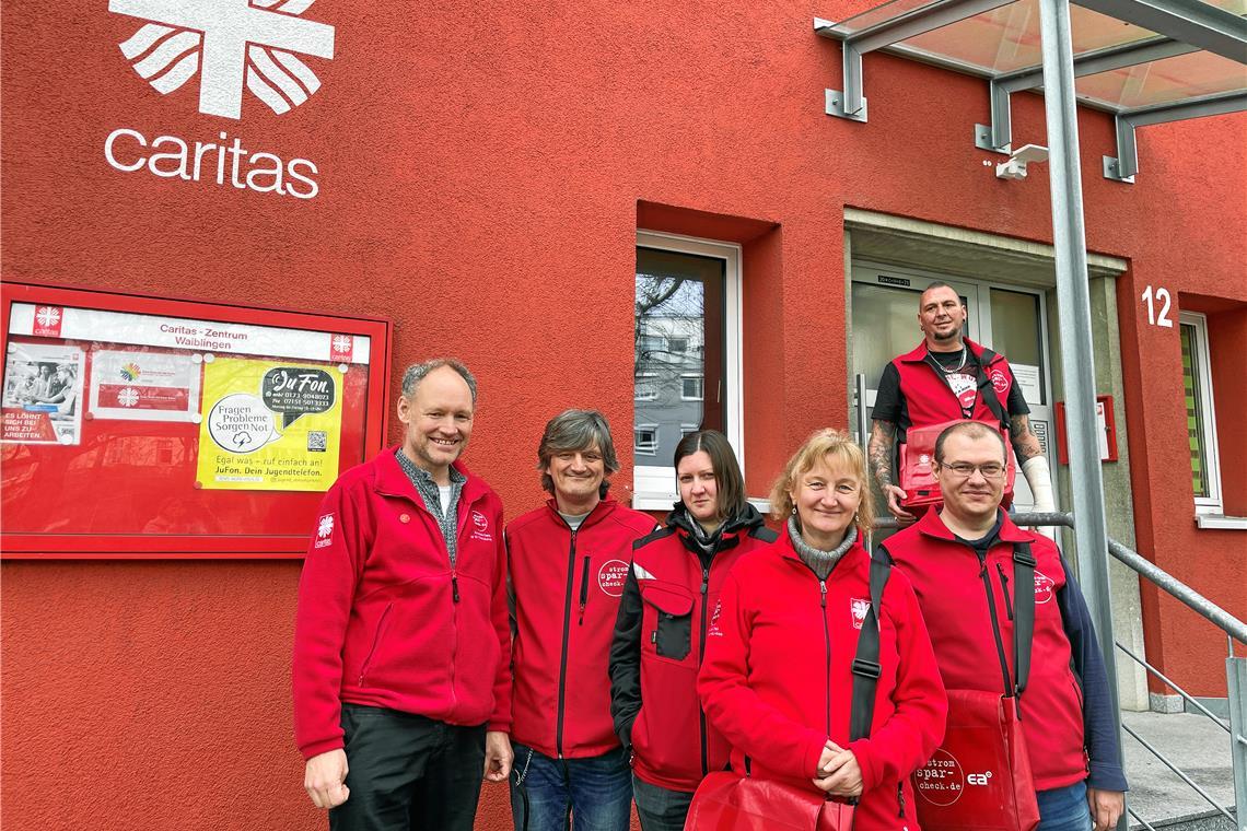 Die Stromsparchecker helfen beim Energiesparen Rote Jacken, rote Taschen: Die Stromsparhelfer der Caritas tingeln von Haushalt zu Haushalt im Rems-Murr-Kreis. Foto: Energieagentur Rems-Murr