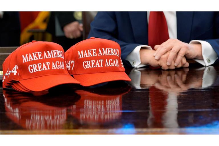 Rote Kappen stehen sind in den USA ein Symbol für Trump.