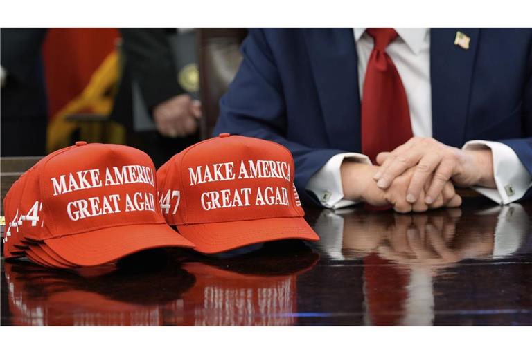 Rote Kappen stehen sind in den USA ein Symbol für Trump.