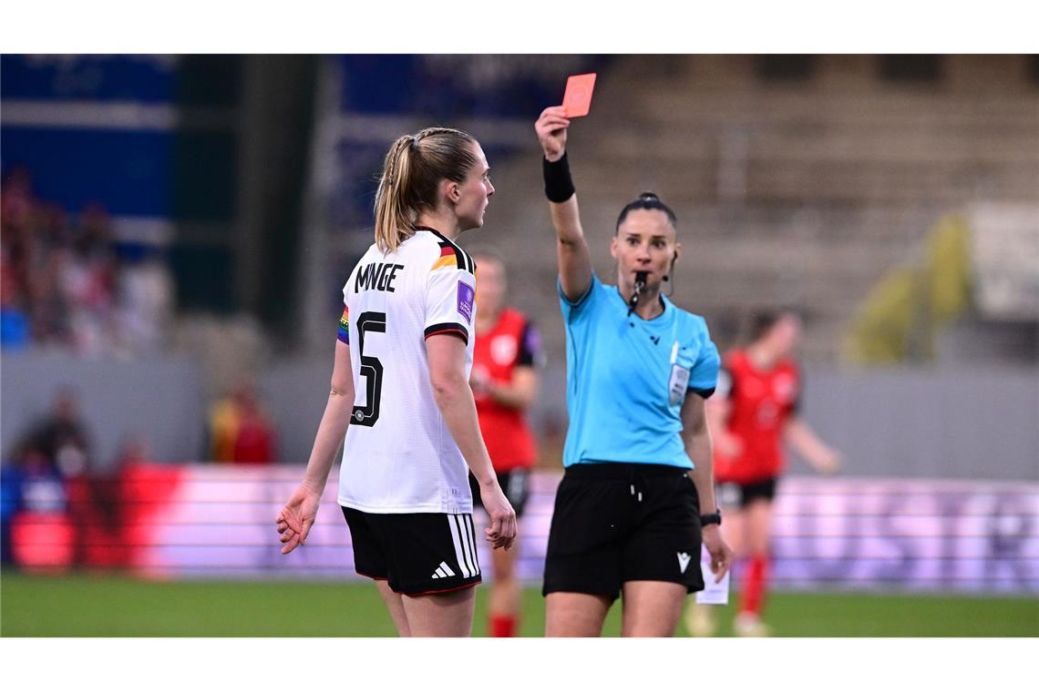 Rote Karte für DFB-Kapitänin Janina Minge beim 0:0 in Österreich.