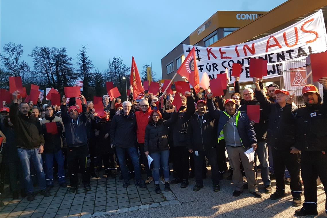 Rote Karte für die Arbeitgeber: Rund 120 Beschäftigte von Contitech protestieren gegen die drohende Schließung des Standorts. Der Betriebsratsvorsitzende Jörg Schwarz war mit der Beteiligung sehr zufrieden: Fast die ganze Frühschicht und etliche Angestellte seien da gewesen. Foto: S. Kocken